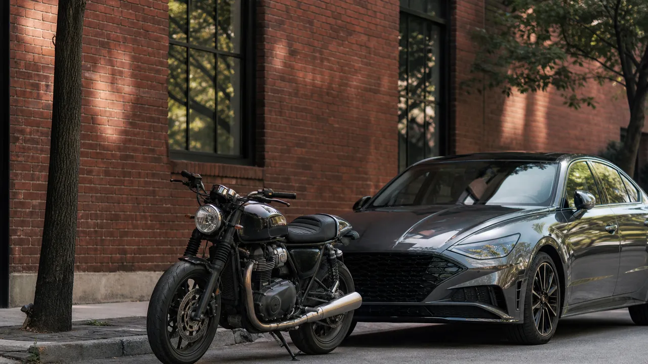 Moto et voiture garées côte à côte en ville