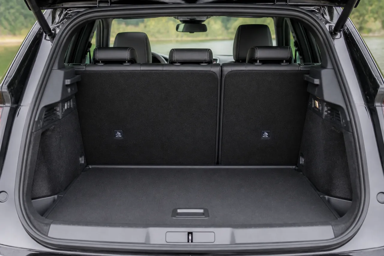 Coffre DS 7 avec banquette relevée et bagages