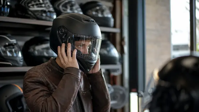 Essai d'un casque de moto en magasin pour bien le choisir