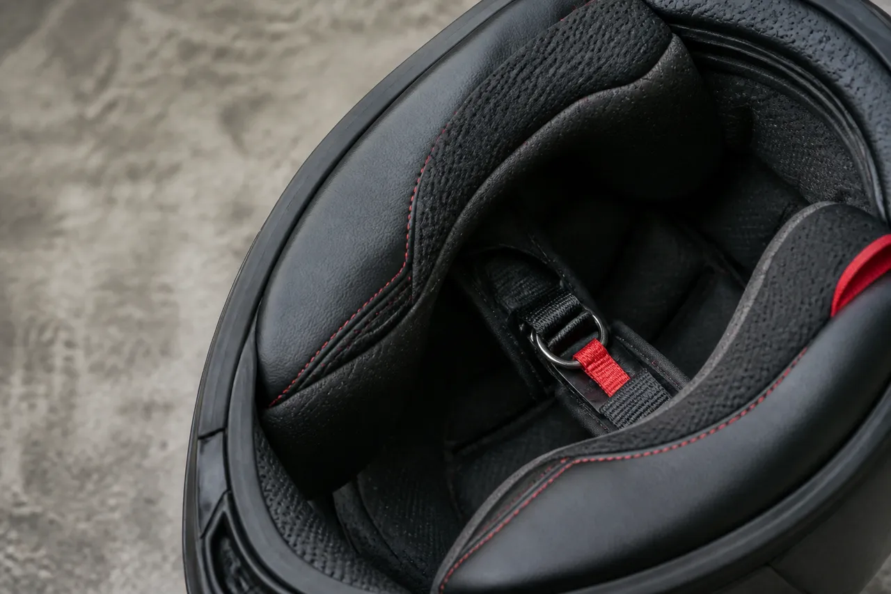 Mousses intérieures d'un casque de moto pour plus de confort