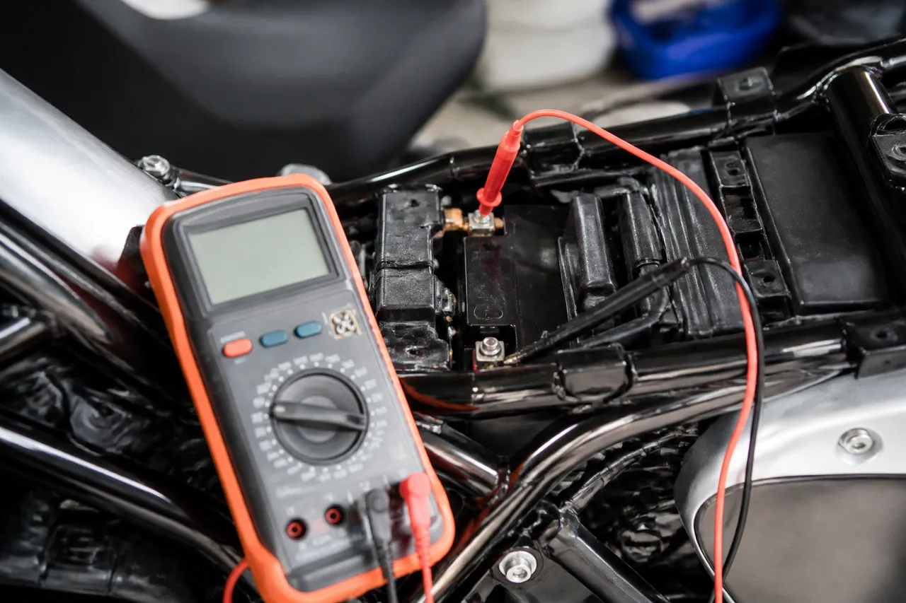 Mesure de la tension d'une batterie de moto au multimètre