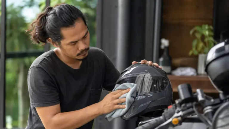Comment nettoyer un casque de moto avec chiffon microfibre