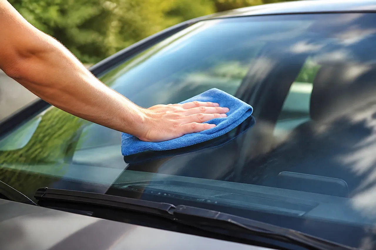 Nettoyage des vitres intérieures pour enlever la buée dans la voiture