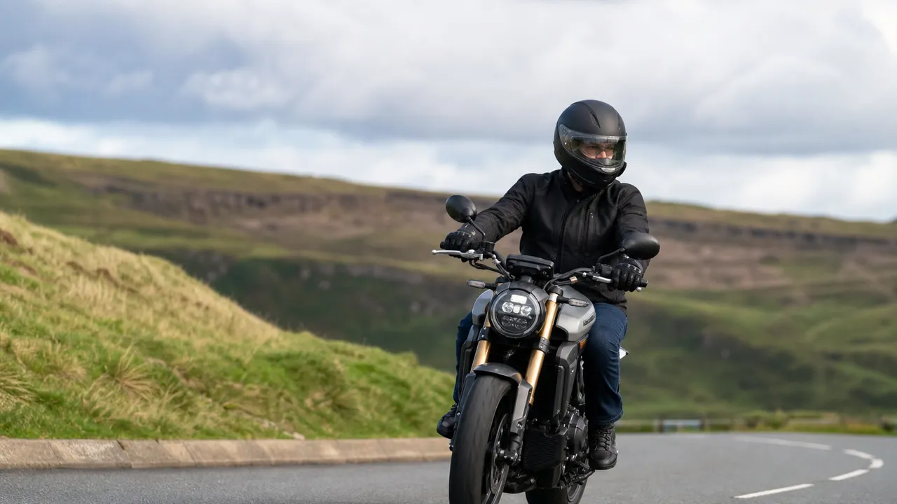 Rodage d'une moto neuve sur route de campagne