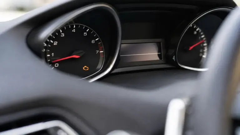 Voyant moteur Peugeot 308 allumé sur le tableau de bord